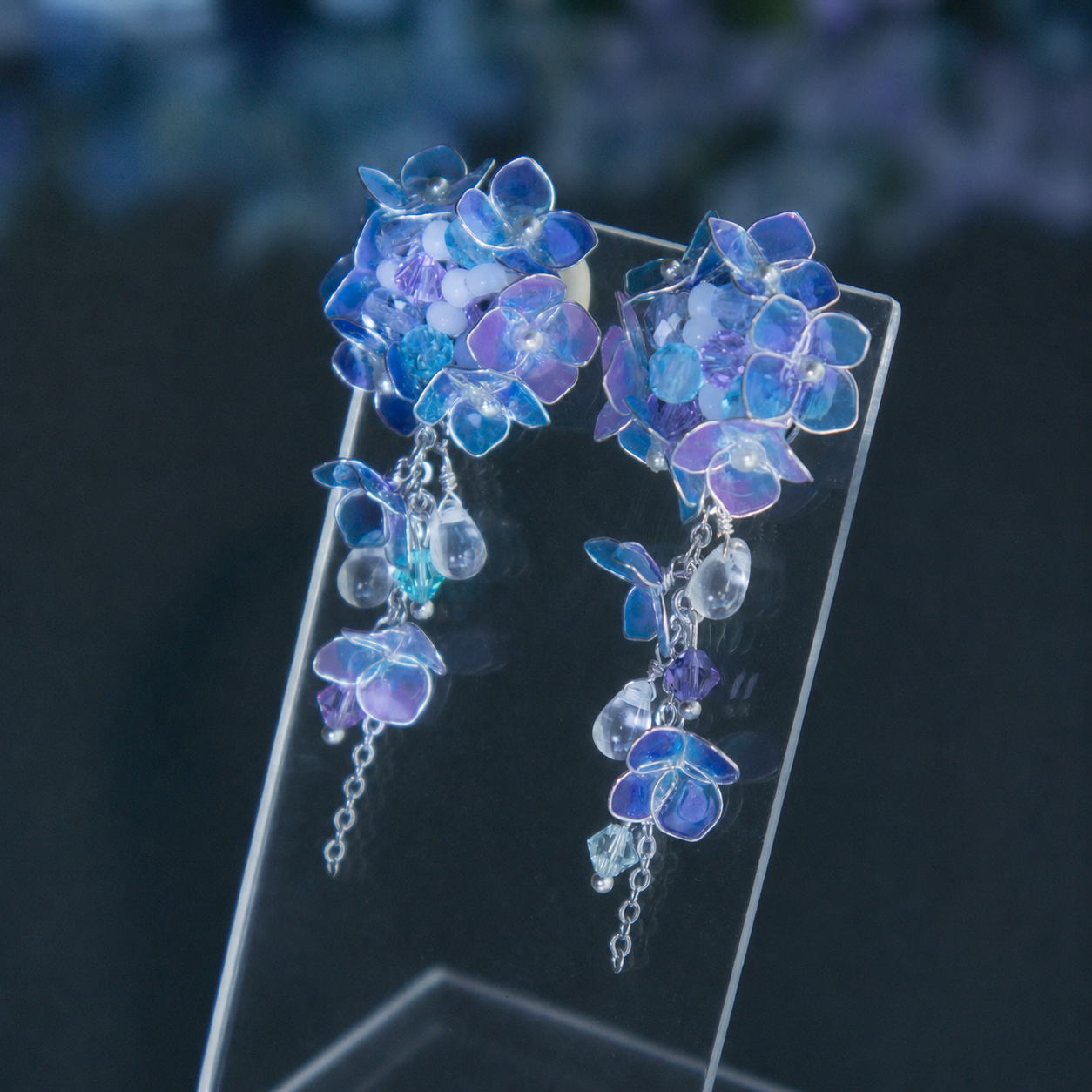 雨粒を纏う紫陽花耳飾り