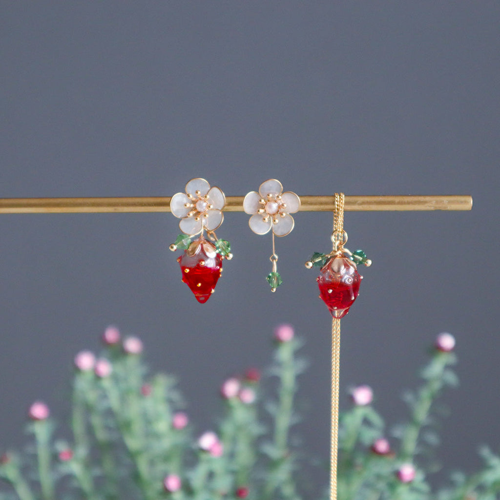 お得！いちごの花摘み耳飾りとネックレスのセット