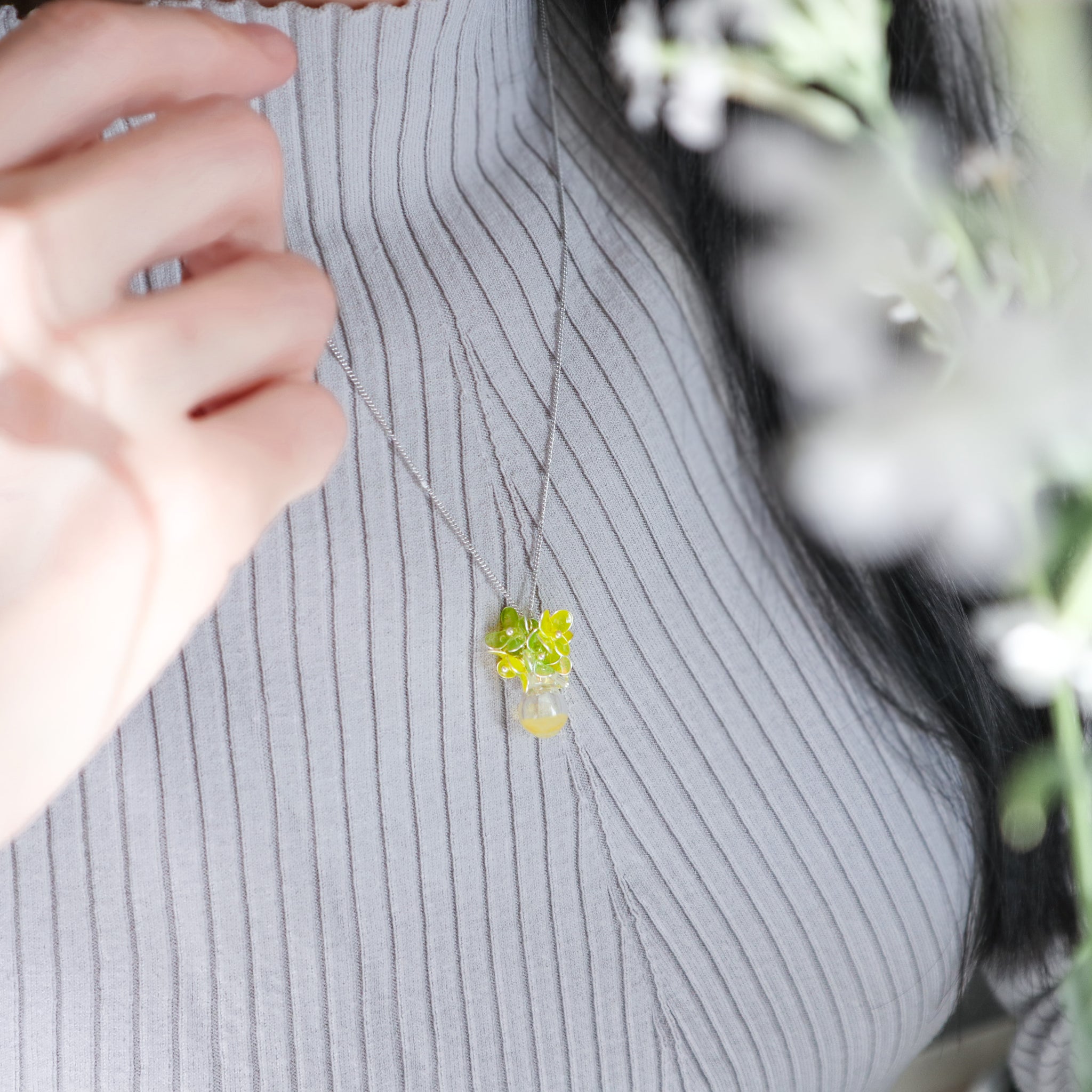 Vase aroma necklace with the scent of rape blossoms