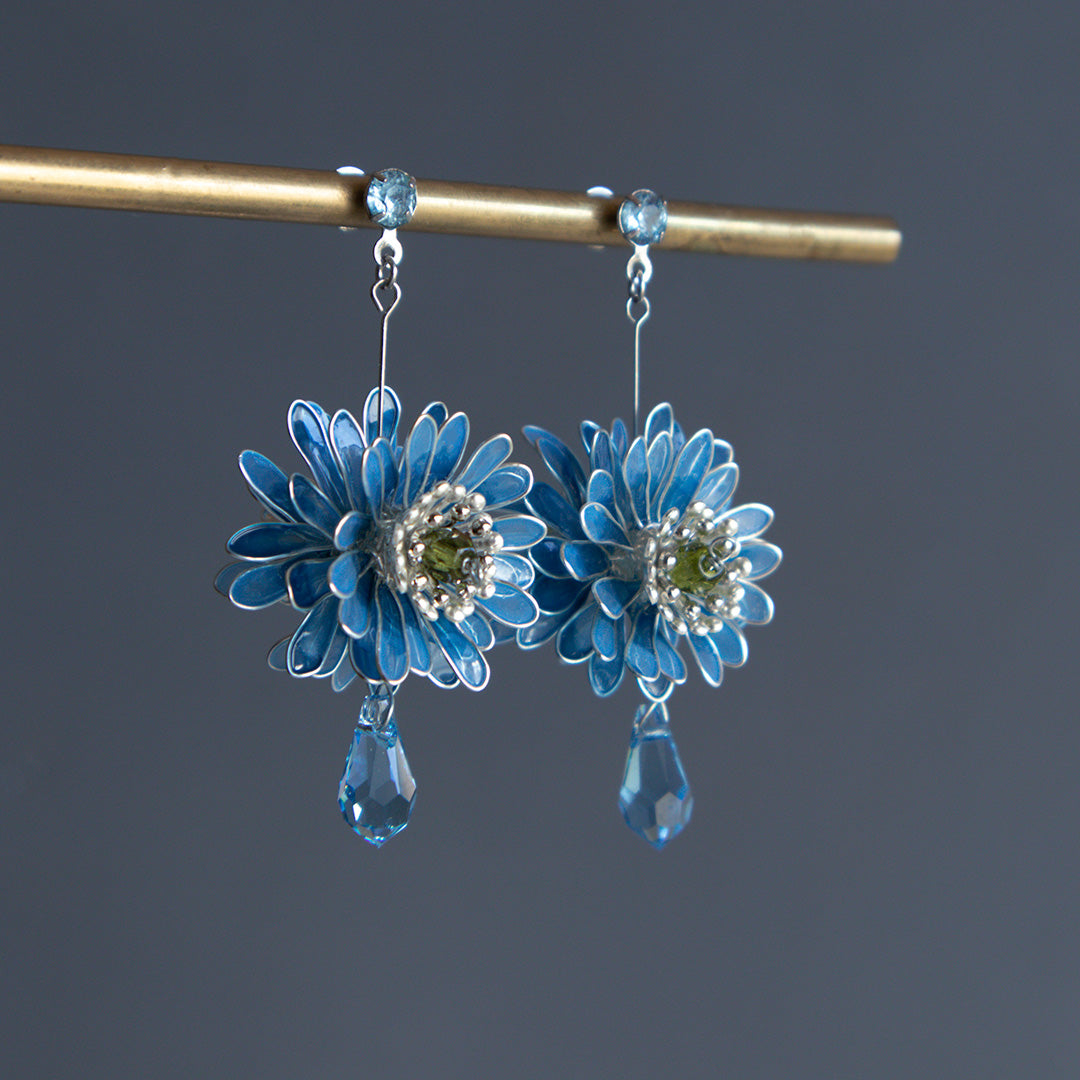 菊重ね耳飾り　Blue