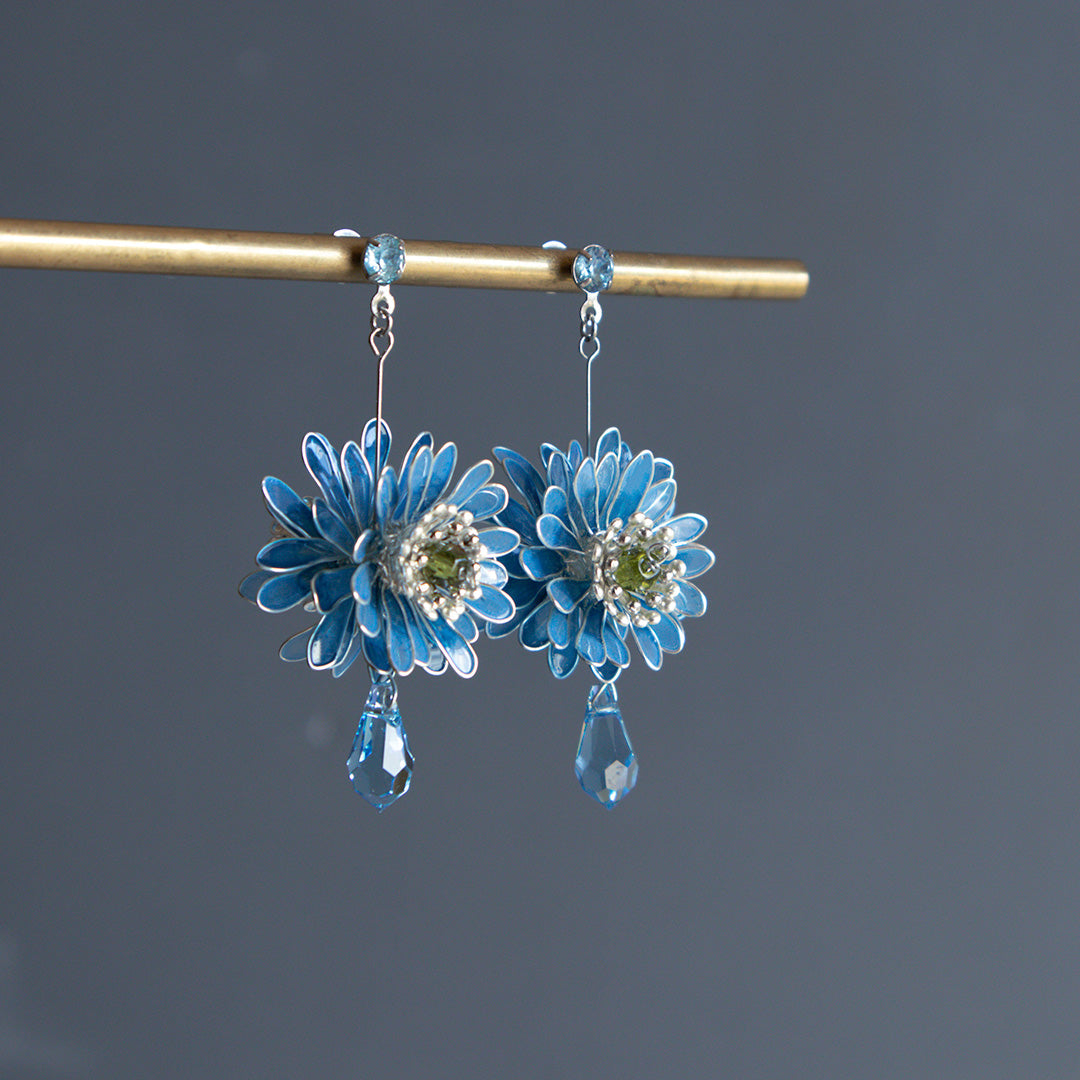 菊重ね耳飾り　Blue