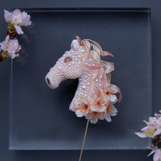 桜纏いし白馬ピンブローチ（１点物、アクリルケース付き）