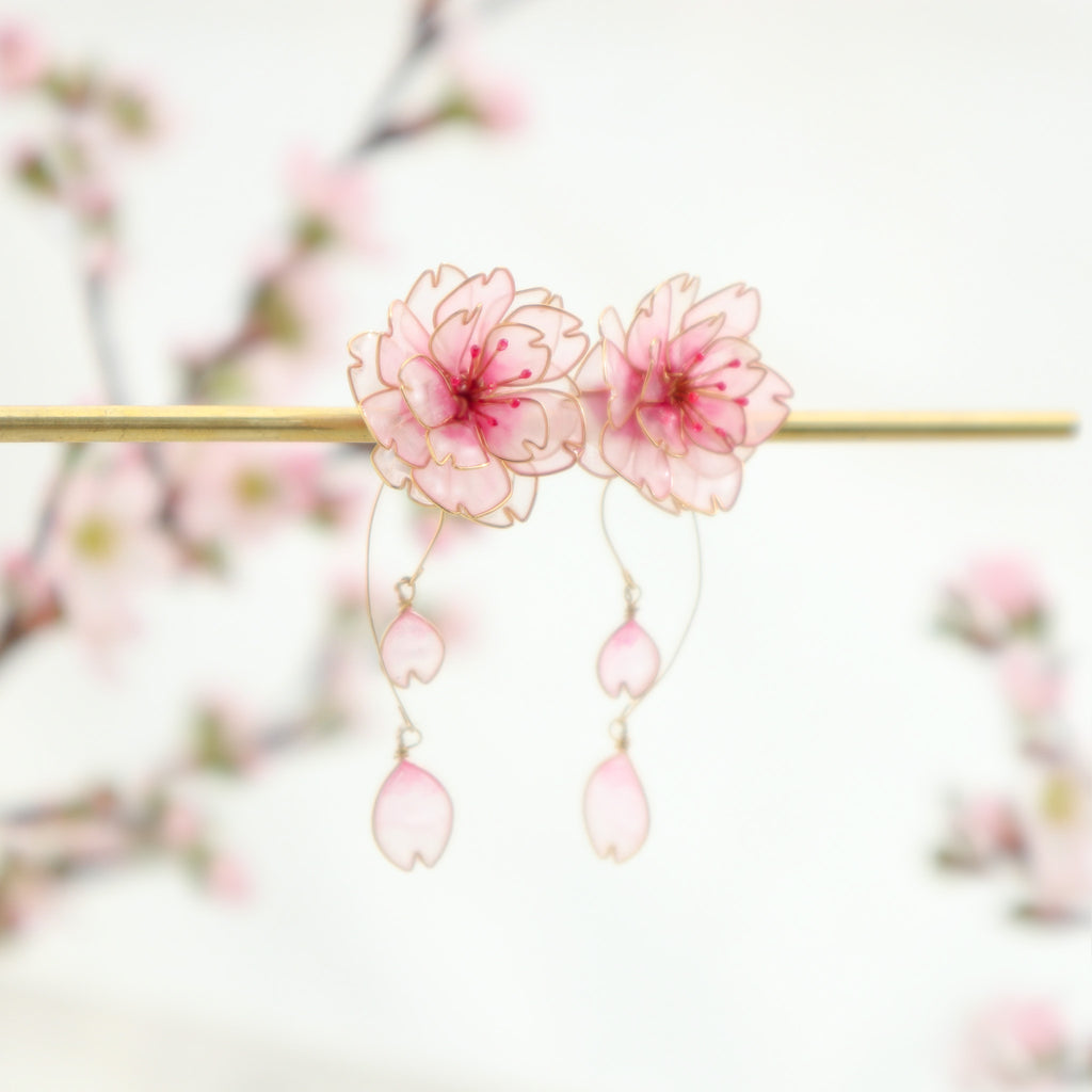八重桜の舞耳飾り